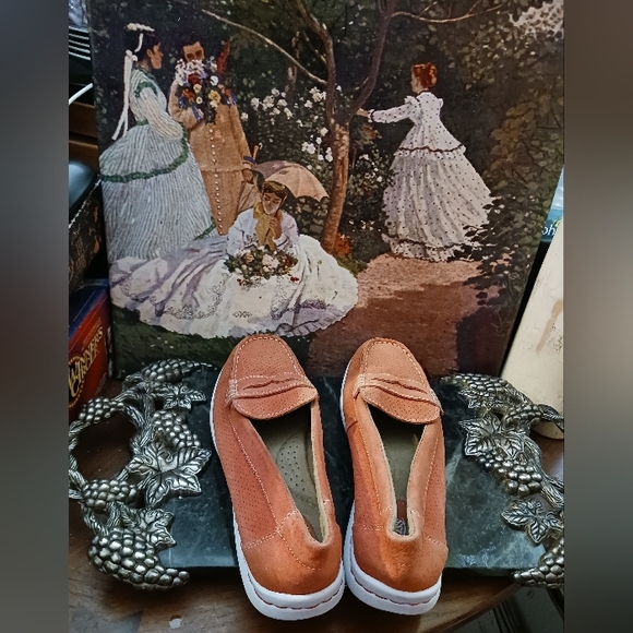 🛳 Bass Go To Comfort Women's Sz 7.5M Orange Coral Suede Slip On Penny Loafers - Picture 2 of 11